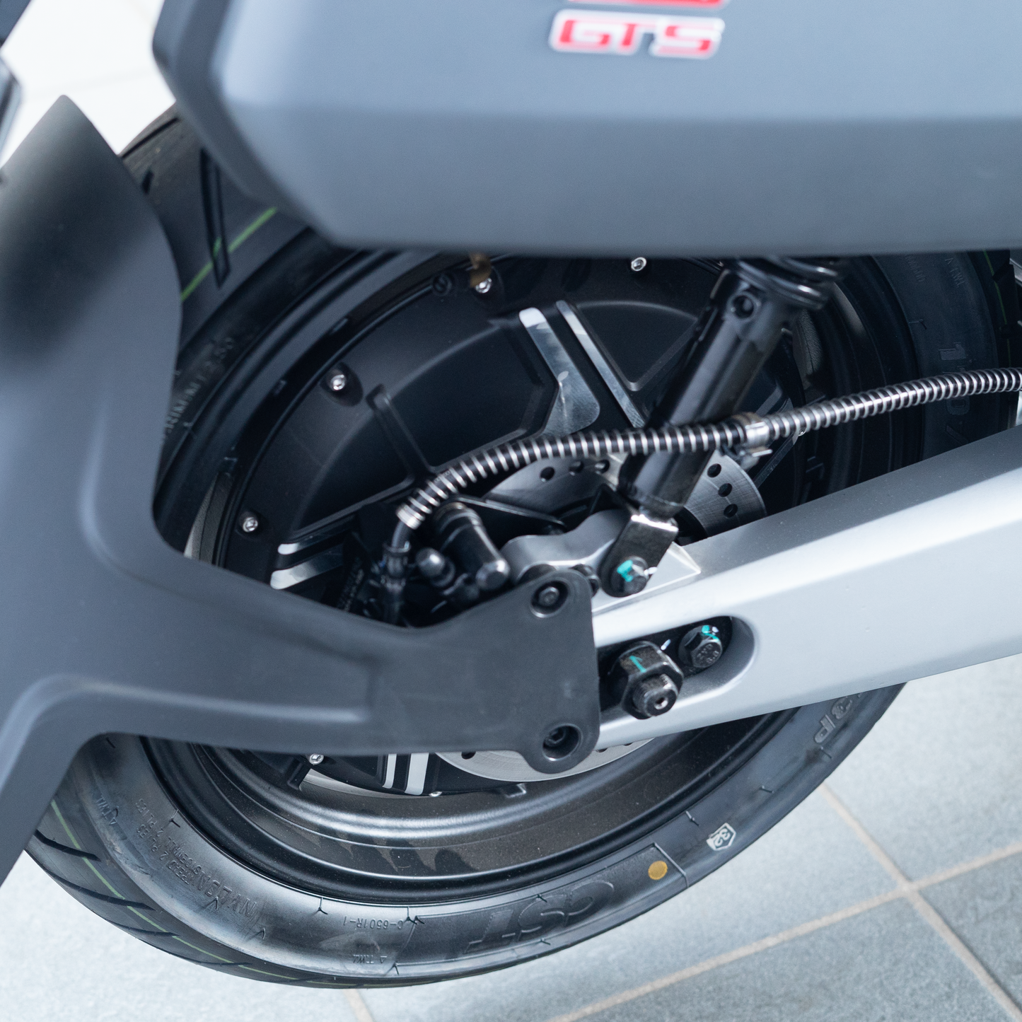 NQi GTS | 80 km/h | Grau-Matt