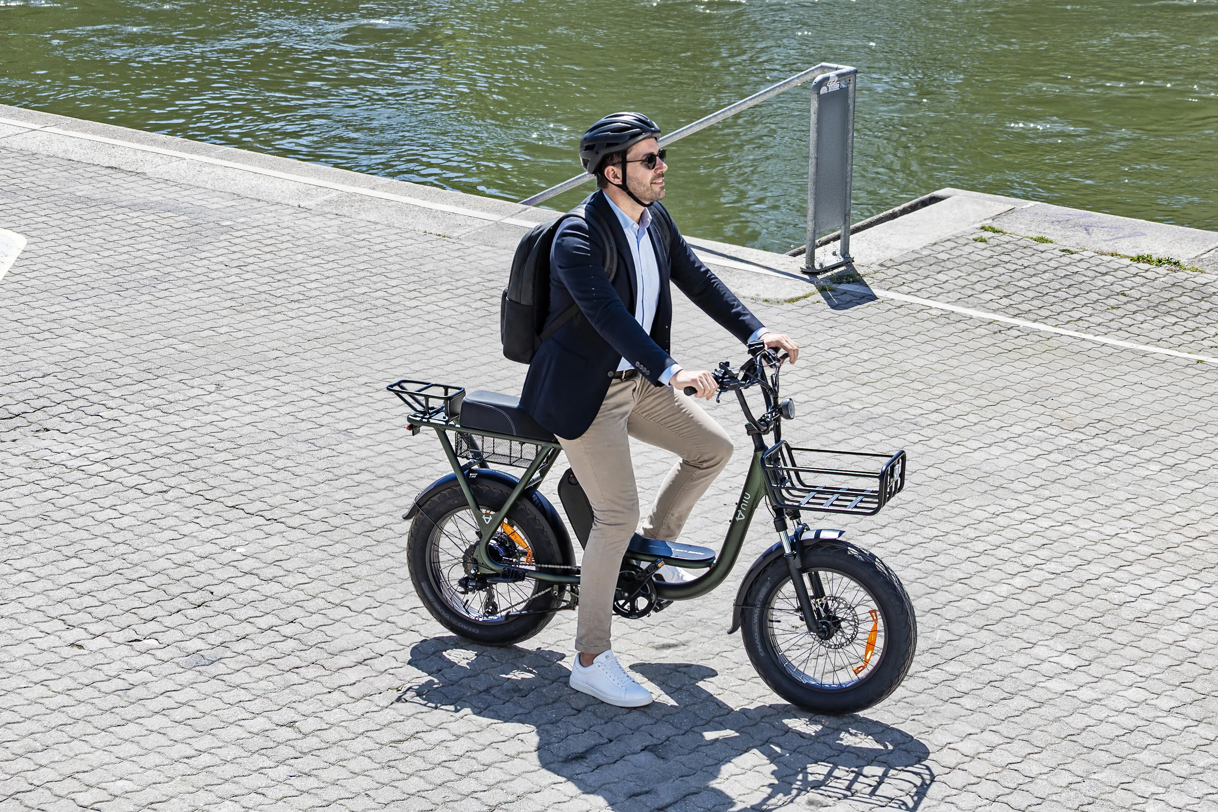 NIU BQi Utility 200 im Stadtverkehr